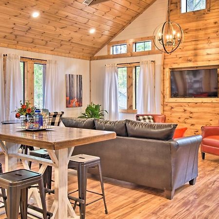 Modern Broken Bow Cabin Large Deck, Bbq And Pergola Exterior foto