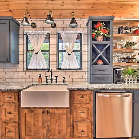 Modern Broken Bow Cabin Large Deck, Bbq And Pergola Exterior foto
