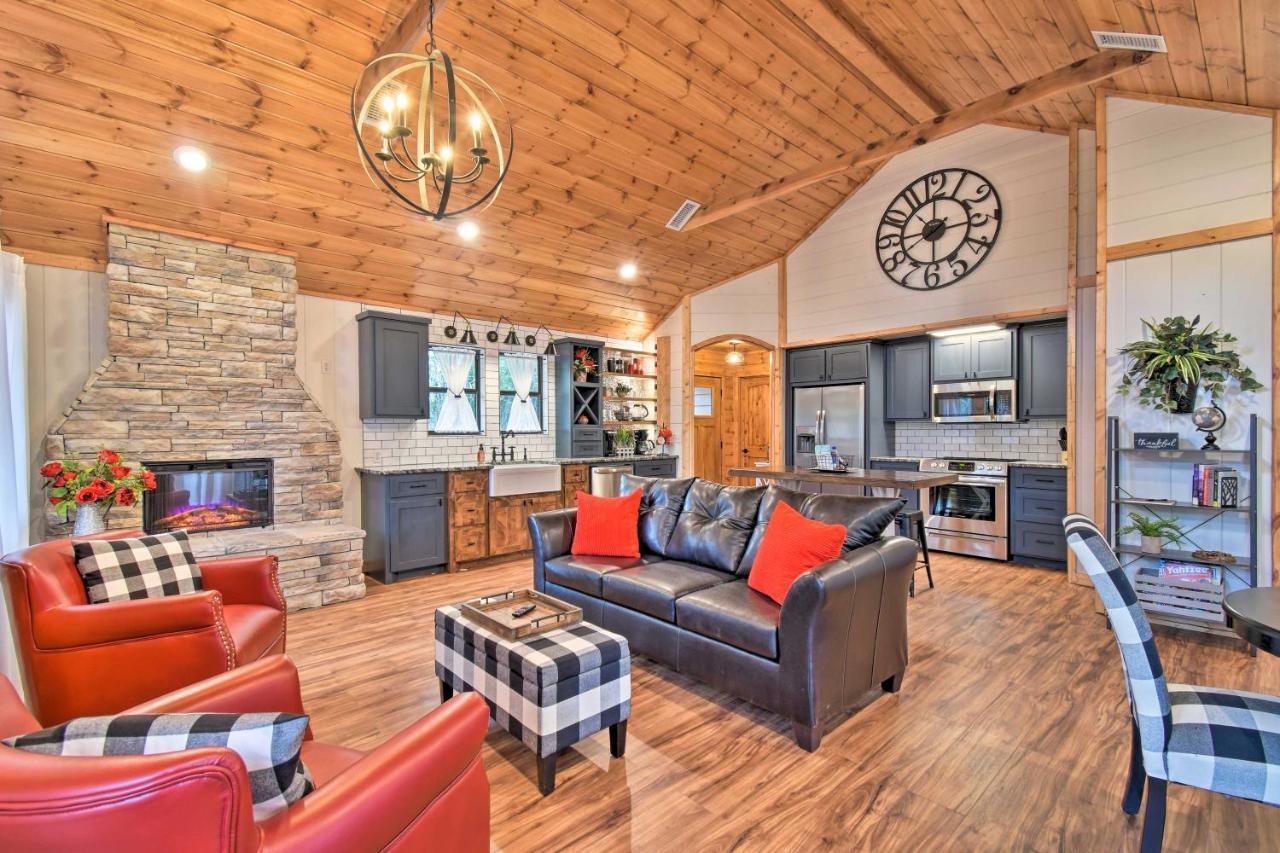 Modern Broken Bow Cabin Large Deck, Bbq And Pergola Exterior foto