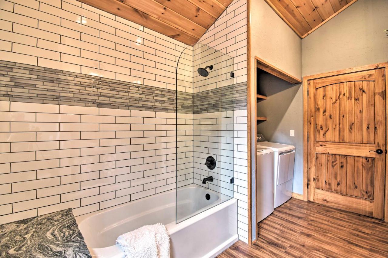 Modern Broken Bow Cabin Large Deck, Bbq And Pergola Exterior foto