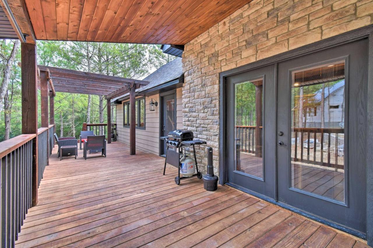 Modern Broken Bow Cabin Large Deck, Bbq And Pergola Exterior foto